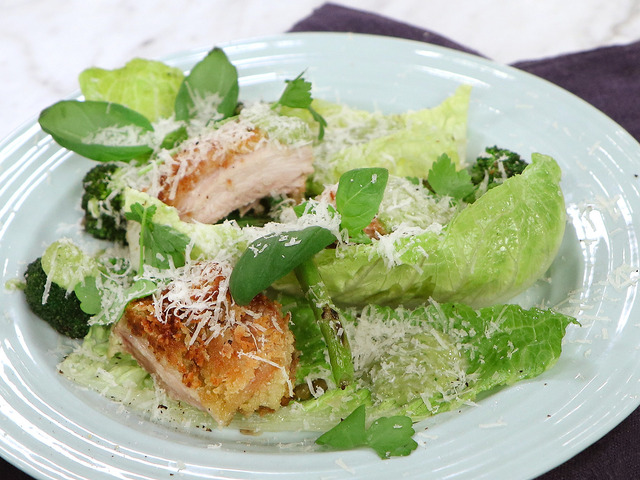 Örtbakad kyckling med broccoli och salladssås