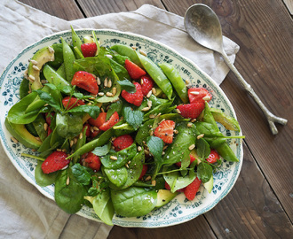 Jordgubbssallad – Somrig sallad med jordgubbar och avokado