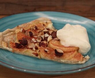 Söt pizza från Alsace med kaneläpplen och nötter