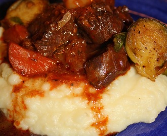 Ugnsbakad älggryta med potatis- och jordärtskockspuré med parmesan