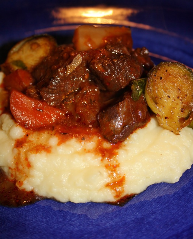 Ugnsbakad älggryta med potatis- och jordärtskockspuré med parmesan