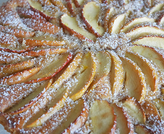 Mandelkaka med äpple och kanel