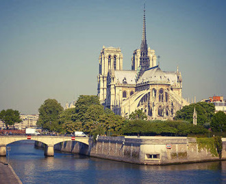 Notre-Dame stod i lågor
