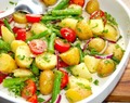 Kartoffelsalat med asparges, tomat og sennepsdressing