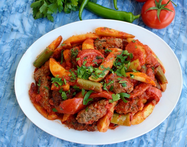 Izmir köfte- Turkiska biffar med potatis i tomatsås