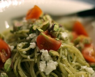 Pasta med pesto och pistagenötter