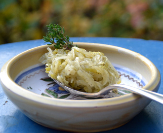 Gul lök, purjo, vitlök & balsamvinäger – lökröra