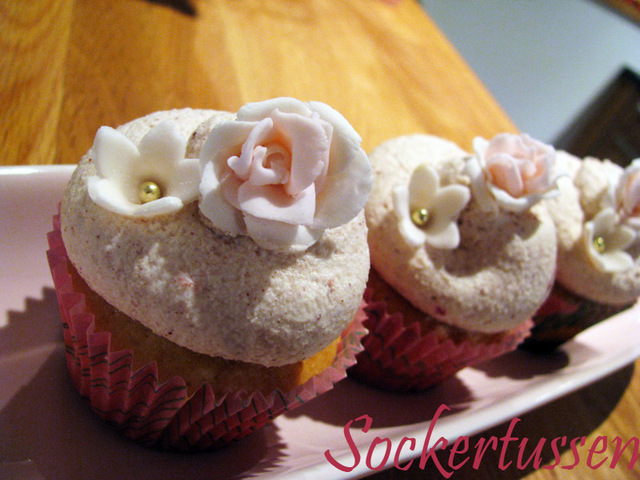 Vanilj Cupcakes med Vitchoklad & Jordgubbsfrosting