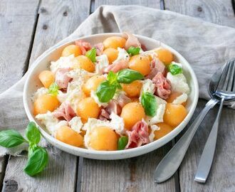 Melonsallad med mozzarella och prosciutto