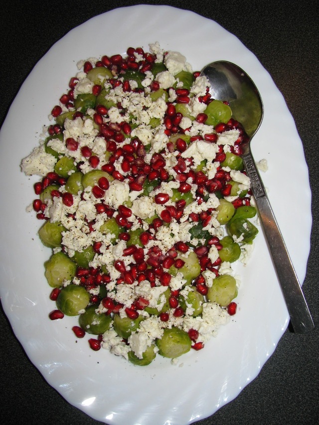 Brysselkålsallad med granatäpple och fetaost