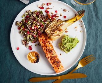 Chilistekt lax med bakad fänkal och broccoli- och grantäppelsallad