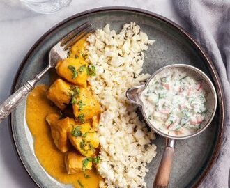 Snabb chicken korma med blomkålsris och raita