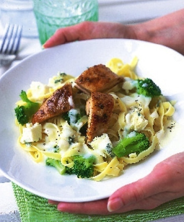 Pasta med krämig ostsås och broccoli