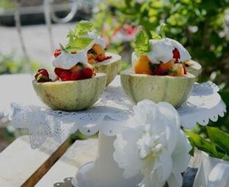 Melonskålar med hallon och vaniljgrädde