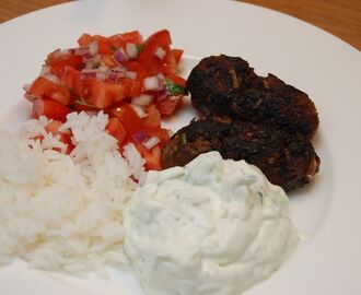 Lammfärsbiffar med tzatsiki och tomatsallad