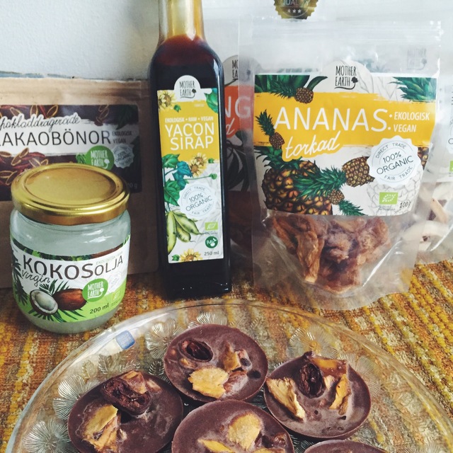 Råchoklad med torkad frukt, kakaonibs och kokos