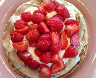 Pavlova med lemoncurdgrädde och jordgubbar