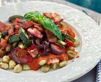 Gyllenstekt gnocchi med medelhavsgrönsaker och bacon