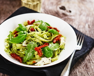 Pasta med hemgjord pesto på basilika och ruccola