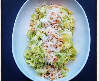 Grönare högtider med Las Moras -sallad på finstrimlad brysselkål med apelsin-dijonvinaigrette, rostade hasselnötter och pecorino