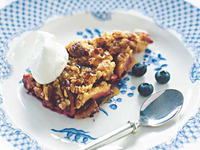 Äppel- och blåbärspaj med pecannötssmulor | Köket.se
