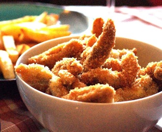 Friterad kyckling och pommes frites med 4 dipsåser.