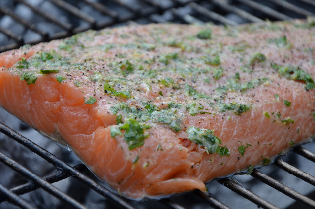 Örtkryddad laxfilé på grillen