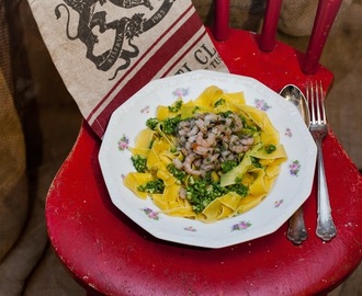 Pasta med nässelpesto och heta räkor