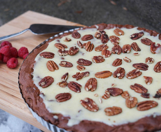 Browniepaj med kolatopping och pekannötter