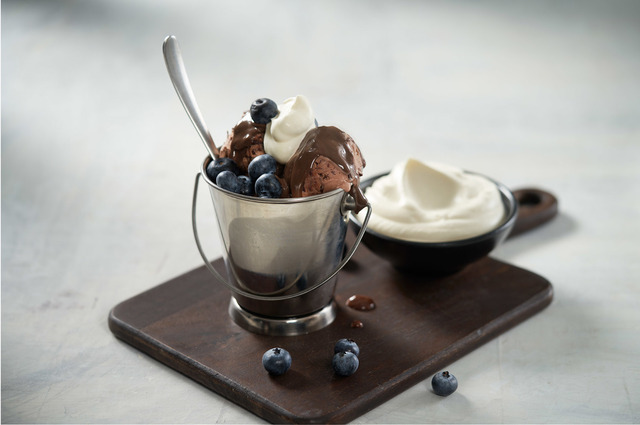 Chokladglass med nougatsås och blåbär 4