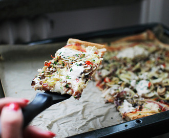 fänkålspizza med svamp, rödlök och asiatisk yoghurt.