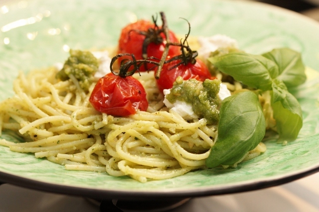 Spagetti med hemlagad pesto och ugnsrostade körsbärstomater