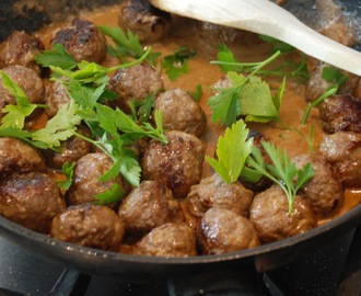 Köttbullar med kryddpeppar och nejlika