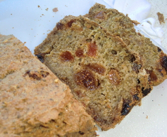 Gluten- och mjölkfritt fruktbröd med havre och chiamjöl