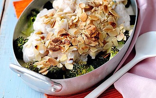 Gräddig mandelfisk med broccoli och ris