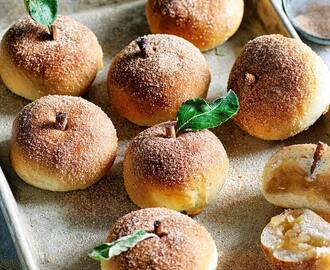 Äppelfyllda smörbullar med kanelsocker