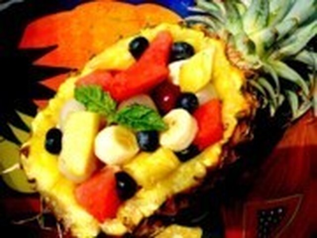Tropisk fruktsallad i ananasbåt