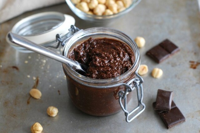 Hälsosam ”Nutella” med smält choklad