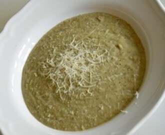 RECEPT: krämig svampsoppa med parmesanost, lök och squash (vegetariskt)