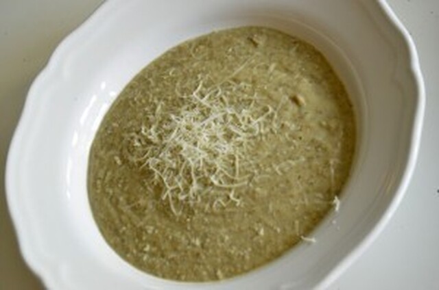 RECEPT: krämig svampsoppa med parmesanost, lök och squash (vegetariskt)