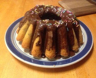 Sockerkaka med chokladbitar och glasyr