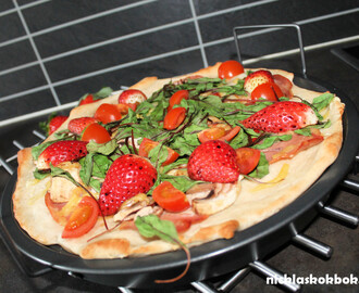 Pizza med jordgubbar dränkta i balsamvinäger (mjölkfri)
