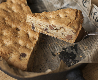 Chocolate chip cookie cake