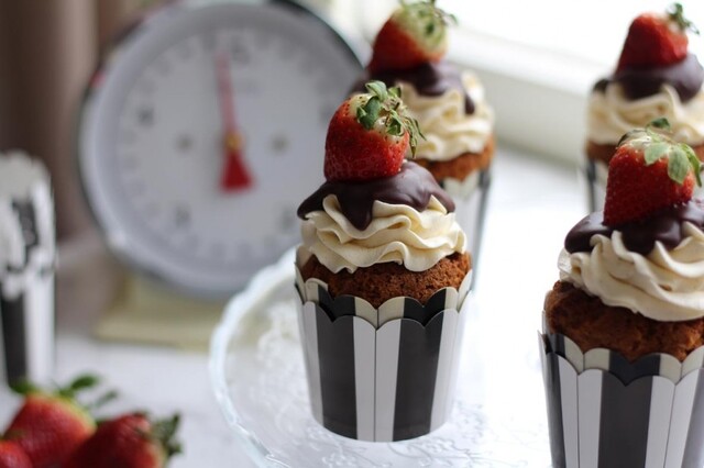 Vit choklad cupcakes med vanilj frosting & choklad ganache
