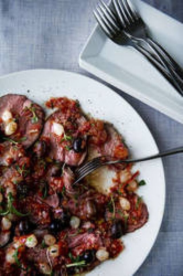 Kalvstek med tomatvinägrett, syltlök och oliver