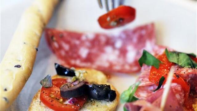 Crostini med ricotta, soltorkade tomater och salami