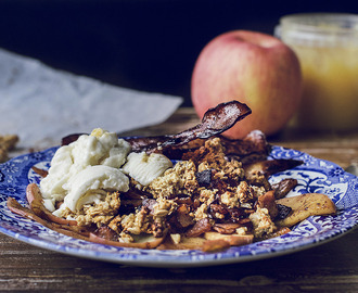 Kanelstekta äpplen med proteincrumble och kycklingbacon