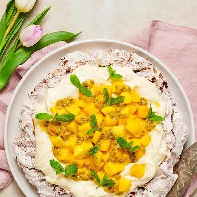 Chokladpavlova med lemoncurdgrädde och mango