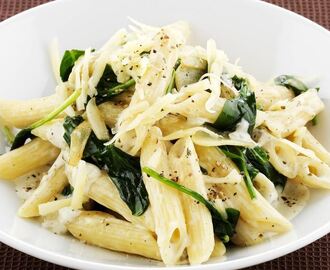 Pasta med rostad vitlök och karljohan crème fraiche