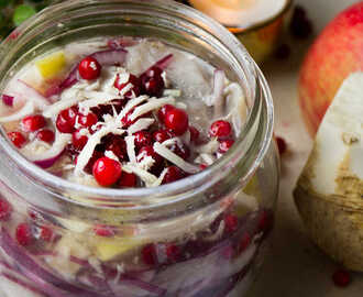 Inlagd sill med äpple, lingon och pepparrot